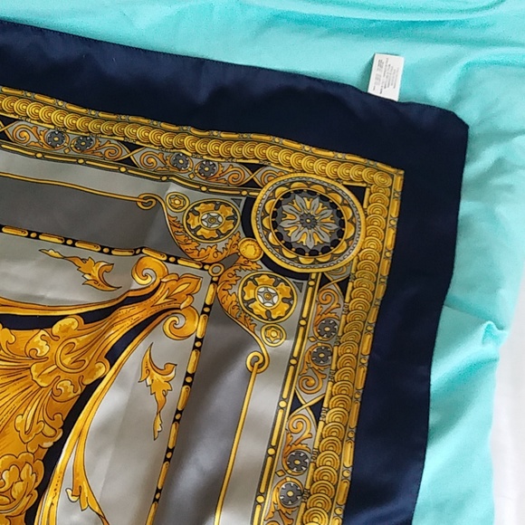 Beautiful Italian Silk Scarf Like New - Picture 5 of 6
